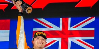 Lando Norris de McLaren celebra tras ganar el Gran Premio de Singapur, el domingo 22 de septiembre de 2024, en el circuito de Marina Bay. (AP Foto/Vincent Thian)