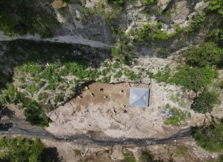 Fotografía del 4 de octubre de 2024 un área donde se realiza la excavación de fosas clandestinas en Tonacatepeque (El Salvador). EFE/ Vladimir Chicas