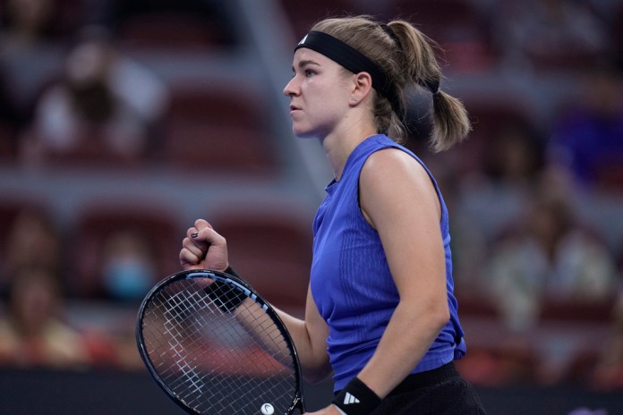 La checa Karolína Muchová reacciona al vencer a la bielorrusa Aryna Sabalenka en los cuartos de final del Abierto de China el viernes 4 de octubre del 2024. (AP Foto/Andy Wong)