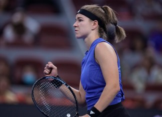 La checa Karolína Muchová reacciona al vencer a la bielorrusa Aryna Sabalenka en los cuartos de final del Abierto de China el viernes 4 de octubre del 2024. (AP Foto/Andy Wong)