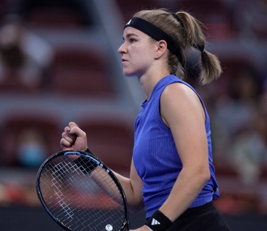 La checa Karolína Muchová reacciona al vencer a la bielorrusa Aryna Sabalenka en los cuartos de final del Abierto de China el viernes 4 de octubre del 2024. (AP Foto/Andy Wong)