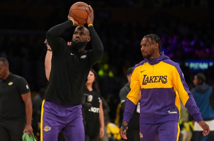 El delantero de Los Angeles Lakers, LeBron James, a la izquierda, y el base Bronny James calientan antes de un partido de baloncesto de la NBA contra los Minnesota Timberwolves, el martes 22 de octubre de 2024, en Los Ángeles. (Foto AP/Eric Thayer)