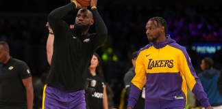 El delantero de Los Angeles Lakers, LeBron James, a la izquierda, y el base Bronny James calientan antes de un partido de baloncesto de la NBA contra los Minnesota Timberwolves, el martes 22 de octubre de 2024, en Los Ángeles. (Foto AP/Eric Thayer)