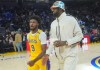 El escolta de los Lakers de Los Ángeles, Bronny James (9), sale de la cancha con LeBron James durante el medio tiempo de un partido de baloncesto de pretemporada de la NBA contra los Warriors de Golden State en San Francisco, el viernes 18 de octubre de 2024. (AP Foto/Jeff Chiu)