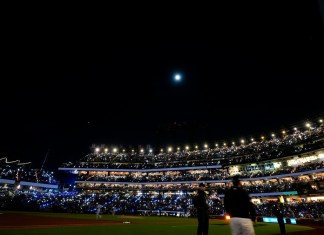 Aficionados encienden las luces LED en el estadio durante la tercera entrada del tercer juego de la Serie de Campeonato de la Liga Nacional ante los Dodgers de Los Ángeles el miércoles 16 de octubre del 2024. (AP Foto/Frank Franklin II)