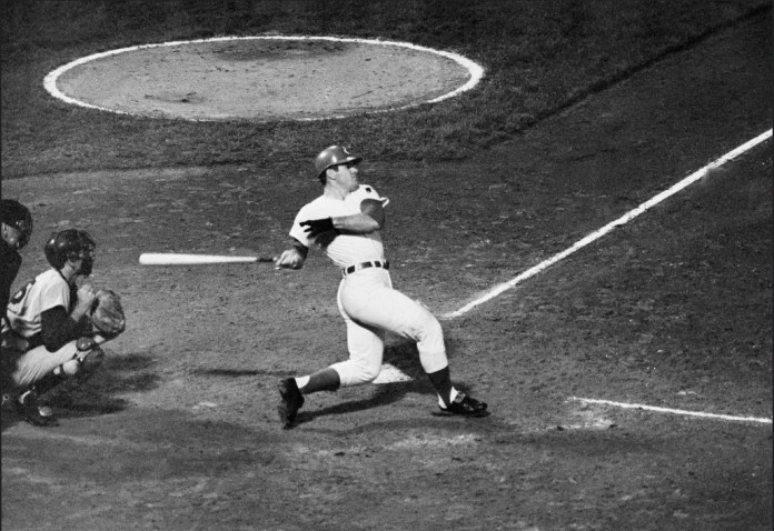 Pete Rose, de Cincinnati, observa la pelota volar hacia las gradas del jardín derecho en la cuarta entrada de un partido de volteretas contra los Dodgers, en Cincinnati, el 24 de septiembre de 1969. (Foto AP, Archivo)