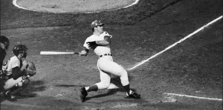 Pete Rose, de Cincinnati, observa la pelota volar hacia las gradas del jardín derecho en la cuarta entrada de un partido de volteretas contra los Dodgers, en Cincinnati, el 24 de septiembre de 1969. (Foto AP, Archivo)