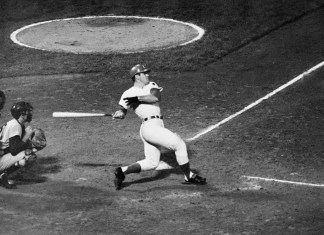 Pete Rose, de Cincinnati, observa la pelota volar hacia las gradas del jardín derecho en la cuarta entrada de un partido de volteretas contra los Dodgers, en Cincinnati, el 24 de septiembre de 1969. (Foto AP, Archivo)