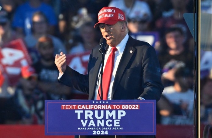 El candidato presidencial republicano y expresidente, Donald Trump, habla en un mitin de campaña en Calhoun Ranch, el sábado 12 de octubre de 2024, en Coachella, California. (AP Foto/Alex Gallardo)