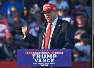 El candidato presidencial republicano y expresidente, Donald Trump, habla en un mitin de campaña en Calhoun Ranch, el sábado 12 de octubre de 2024, en Coachella, California. (AP Foto/Alex Gallardo)