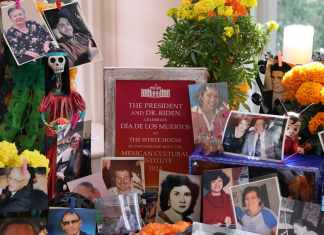 Empleados y visitantes de la Casa Blanca honraron este jueves a sus difuntos con una ofrenda del Día de Muertos que estará abierta al público en la residencia presidencial hasta el próximo 3 de noviembre. EFE/ Octavio Guzmán