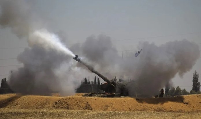 Un tanque israelí despliega su artillería contra la Franja de Gaza. EFE/ATEF SAFADI