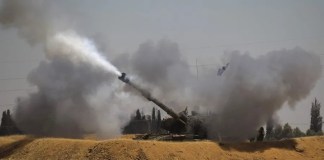 Un tanque israelí despliega su artillería contra la Franja de Gaza. EFE/ATEF SAFADI