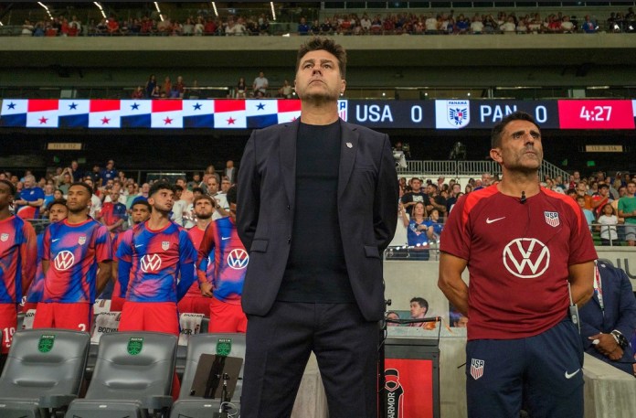 Mauricio Pochettino, centro, seleccionador de Estados Unidos, y su primer asistente, Jesús Pérez, derecha, durante la ceremonia de himnos nacionales previos al partido amistoso de fútbol contra Panamá, el sábado 12 de octubre de 2024, en Austin, Texas. (AP Foto/Rodolfo Gonzalez)