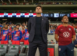 Mauricio Pochettino, centro, seleccionador de Estados Unidos, y su primer asistente, Jesús Pérez, derecha, durante la ceremonia de himnos nacionales previos al partido amistoso de fútbol contra Panamá, el sábado 12 de octubre de 2024, en Austin, Texas. (AP Foto/Rodolfo Gonzalez)