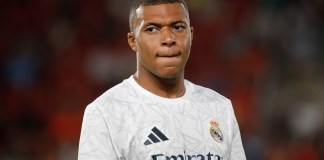 Kylian Mbappé, del Real Madrid, observa antes del inicio de un partido de la Liga española entre Mallorca y Real Madrid en el estadio Son Moix en Palma de Mallorca, España, el domingo 18 de agosto de 2024. (AP Foto/Francisco Ubilla)