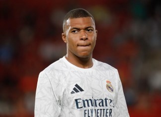 Kylian Mbappé, del Real Madrid, observa antes del inicio de un partido de la Liga española entre Mallorca y Real Madrid en el estadio Son Moix en Palma de Mallorca, España, el domingo 18 de agosto de 2024. (AP Foto/Francisco Ubilla)