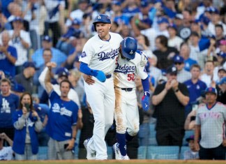 Freddie Freeman (izquierda) y Mookie Betts, de los Dodgers de Los Ángeles, festejan tras anotar en un sencillo durante el primer juego de la Serie de Campeonato de la Liga Nacional ante los Mets de Nueva York, el domingo 13 de octubre de 2024 (AP Foto/Ashley Landis)