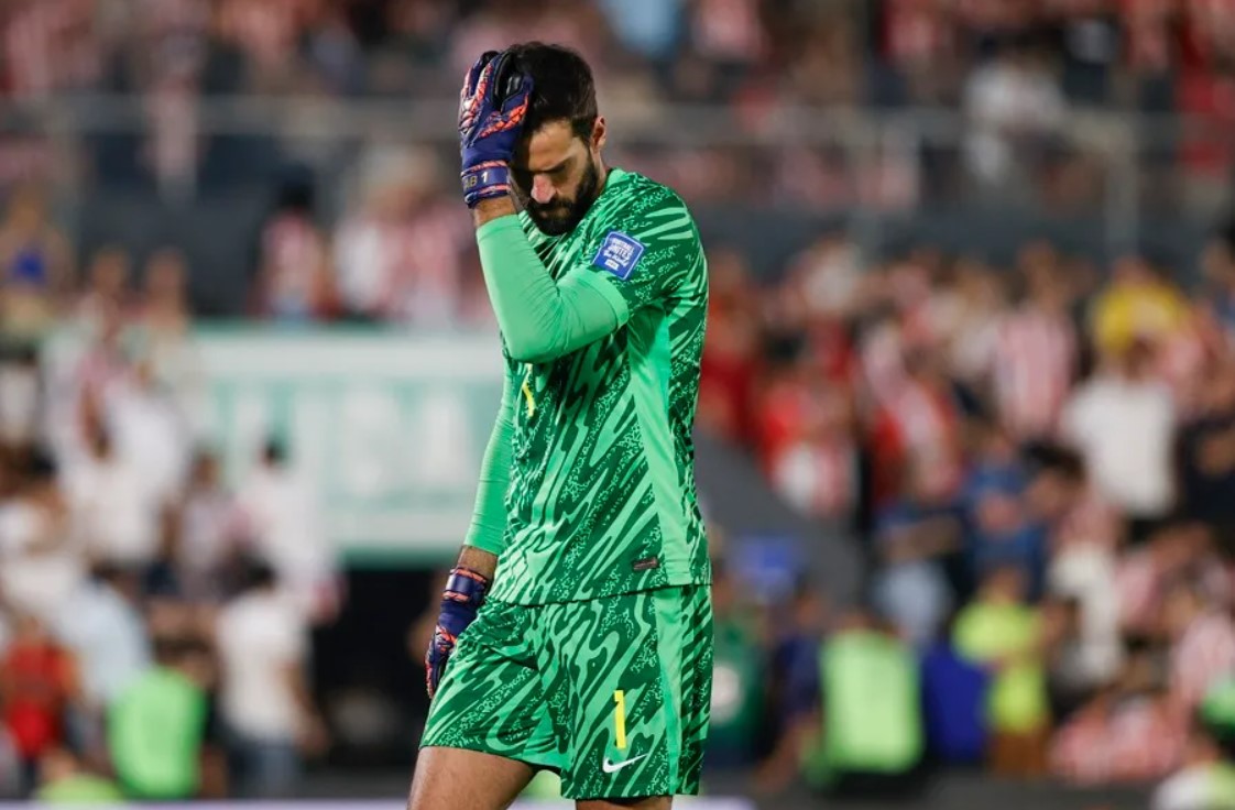 Alisson Becker (i) y Joel Graterol ausentes con Brasil y Venezuela, respectivamente. EFE/Juan Pablo Pino y Joedson Alves