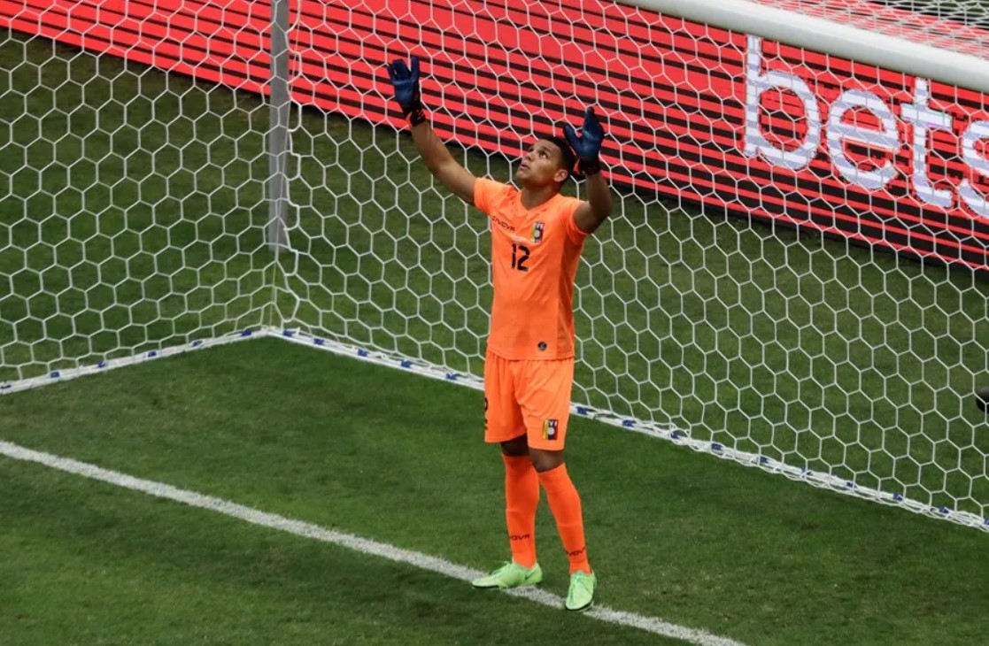 Alisson Becker (i) y Joel Graterol ausentes con Brasil y Venezuela, respectivamente. EFE/Juan Pablo Pino y Joedson Alves