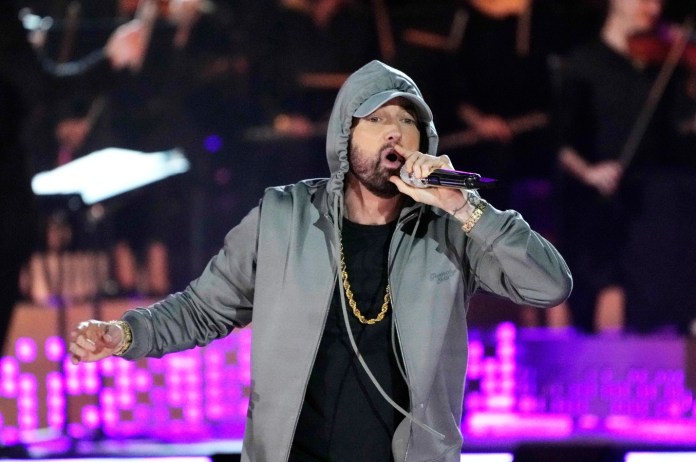 Eminem se presenta durante 