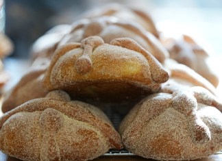 Tradicional pan de muerto del Día de Muertos de México, expuesto a la venta en una panadería en el barrio de San Rafael de Ciudad de México, el jueves 17 de octubre de 2024. (AP Foto/Fernando Llano)