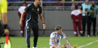 El seleccionador de Argentina Lionel Scaloni (i) reacciona junto a Rodrigo de Paul este jueves, en un partido de las eliminatorias sudamericanas para el Mundial de 2026 entre Venezuela y Argentina en el estadio Monumental de Maturín (Venezuela). EFE/ Ronald Peña R.