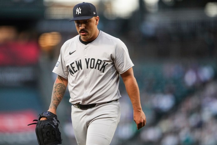 El abridor de los Yankees de Nueva York, Néstor Cortés, regresa al dugout después de retirar a los bateadores en contra de los Marineros de Seattle durante la primera entrada de un partido de béisbol el miércoles 18 de septiembre de 2024 en Seattle. (Foto AP/Lindsey Wasson)