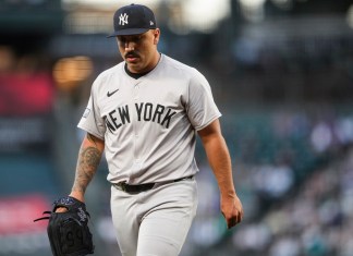 El abridor de los Yankees de Nueva York, Néstor Cortés, regresa al dugout después de retirar a los bateadores en contra de los Marineros de Seattle durante la primera entrada de un partido de béisbol el miércoles 18 de septiembre de 2024 en Seattle. (Foto AP/Lindsey Wasson)