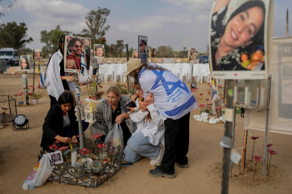 La gente visita el lugar del festival de música Nova, en el sur de Israel. (Foto APOhad Zwigenberg)