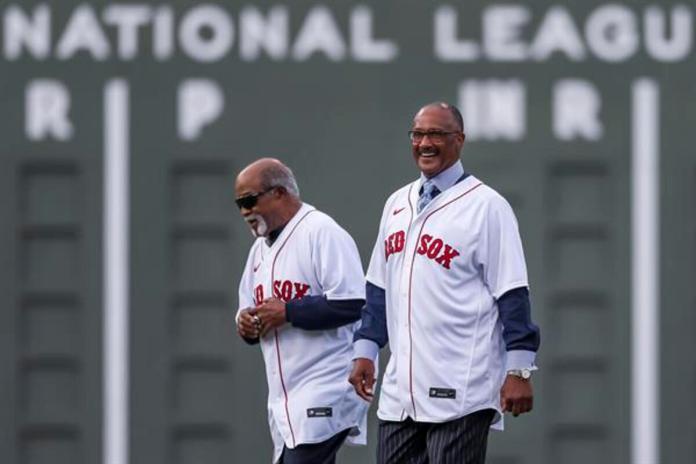 Fotografía de archivo del exlanzador cubano de los Medias Rojas de Boston Luis Tiant (i) junto a Jim Rice. EFE/EPA/CJ GUNTHER