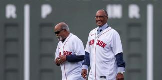 Fotografía de archivo del exlanzador cubano de los Medias Rojas de Boston Luis Tiant (i) junto a Jim Rice. EFE/EPA/CJ GUNTHER