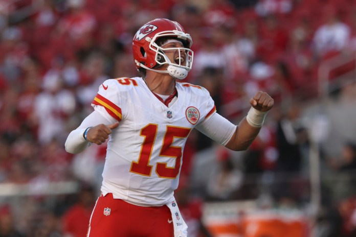 Patrick Mahomes (15), quarterback de los Chiefs de Kansas City, celebra después de un touchdown de Mecole Hardman durante la segunda mitad del juego de la NFL en contra de los 49ers de San Francisco, en Santa Clara, California, el domingo 20 de octubre de 2024. (AP Foto/Jed Jacobsohn)