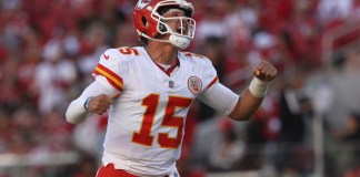 Patrick Mahomes (15), quarterback de los Chiefs de Kansas City, celebra después de un touchdown de Mecole Hardman durante la segunda mitad del juego de la NFL en contra de los 49ers de San Francisco, en Santa Clara, California, el domingo 20 de octubre de 2024. (AP Foto/Jed Jacobsohn)