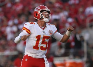 Patrick Mahomes (15), quarterback de los Chiefs de Kansas City, celebra después de un touchdown de Mecole Hardman durante la segunda mitad del juego de la NFL en contra de los 49ers de San Francisco, en Santa Clara, California, el domingo 20 de octubre de 2024. (AP Foto/Jed Jacobsohn)