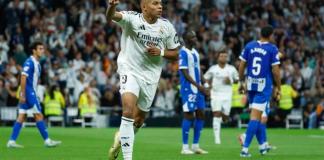 El delantero francés del Real Madrid, Kylian Mbappé, celebra el segundo gol del equipo madridista durante el encuentro correspondiente a la séptima jornada de Laliga EA Sports en el estadio Santiago Bernabéu, en Madrid. EFE / Juanjo Martín.