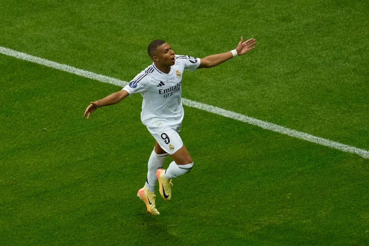 El francés Kylian Mbappé, del Real Madrid, festeja tras anotar por el Real Madrid ante el Atalanta en la final de la Supercopa de la UEFA, el 14 de agosto de 2024, en Varsovia (AP Foto/Darko Vojinovic, archivo)