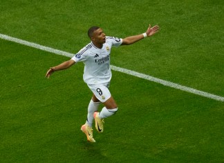 El francés Kylian Mbappé, del Real Madrid, festeja tras anotar por el Real Madrid ante el Atalanta en la final de la Supercopa de la UEFA, el 14 de agosto de 2024, en Varsovia (AP Foto/Darko Vojinovic, archivo)