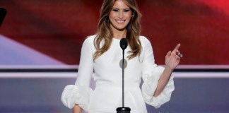 Melania Trump, esposa del candidato presidencial republicano Donald Trump, da un discurso durante el primer día de la Convención Nacional Republicana en Cleveland, el 18 de julio de 2016. (AP Foto/J. Scott Applewhite, archivo)