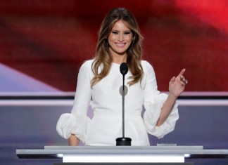 Melania Trump, esposa del candidato presidencial republicano Donald Trump, da un discurso durante el primer día de la Convención Nacional Republicana en Cleveland, el 18 de julio de 2016. (AP Foto/J. Scott Applewhite, archivo)