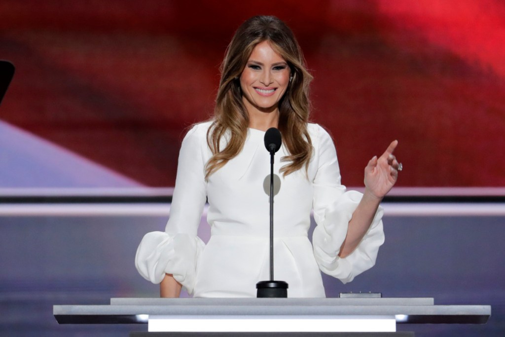 Melania Trump, esposa del candidato presidencial republicano Donald Trump, da un discurso durante el primer día de la Convención Nacional Republicana en Cleveland, el 18 de julio de 2016. (AP Foto/J. Scott Applewhite, archivo)