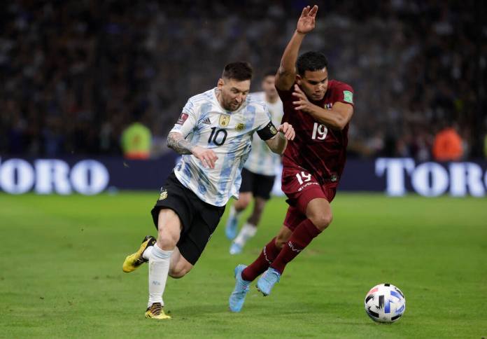 Fotografía de archivo de Lionel Messi (i) de Argentina al disputar un balón con Miguel Navarro de Venezuela. EFE/Juan Ignacio Roncoroni