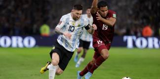 Fotografía de archivo de Lionel Messi (i) de Argentina al disputar un balón con Miguel Navarro de Venezuela. EFE/Juan Ignacio Roncoroni