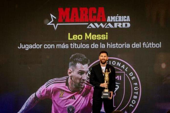 El futbolista argentino Lionel Messi sostiene la copa del Premio Marca América durante una ceremonia, este jueves en el Estadio Chase en Fort Lauderdale, en Florida (Estados Unidos). Lionel Messi afirmó que tras pasar un difícil año en el que sufrió varias lesiones que le apartaron durante meses de los campos de fútbol se siente 