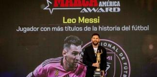 El futbolista argentino Lionel Messi sostiene la copa del Premio Marca América durante una ceremonia, este jueves en el Estadio Chase en Fort Lauderdale, en Florida (Estados Unidos). Lionel Messi afirmó que tras pasar un difícil año en el que sufrió varias lesiones que le apartaron durante meses de los campos de fútbol se siente "bien físicamente" y listo "para terminar de la mejor manera", con otro título, la temporada de la MLS con el Inter Miami. EFE/Eva Marie Uzcátegui