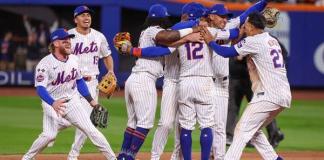 Los jugadores de los Mets reaccionan después de ganar el cuarto juego de los playoffs de la Serie Divisional de la Liga Americana de las Grandes Ligas de Béisbol (MLB) frente a los Filis de Filadelfia. EFE/EPA/SARAH YENESEL