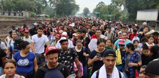 Migrantes caminan en caravana este domingo en el municipio de Tapachula en el estado de Chiapas (México). EFE/ Juan Manuel Blanco