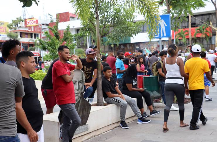 Migrantes permanecen en las principales plazas del municipio de Tapachula, este domingo, en el estado de Chiapas (México). Foto La Hora / EFE - Juan Manuel Blanco