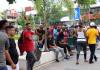 Migrantes permanecen en las principales plazas del municipio de Tapachula, este domingo, en el estado de Chiapas (México). Foto La Hora / EFE - Juan Manuel Blanco