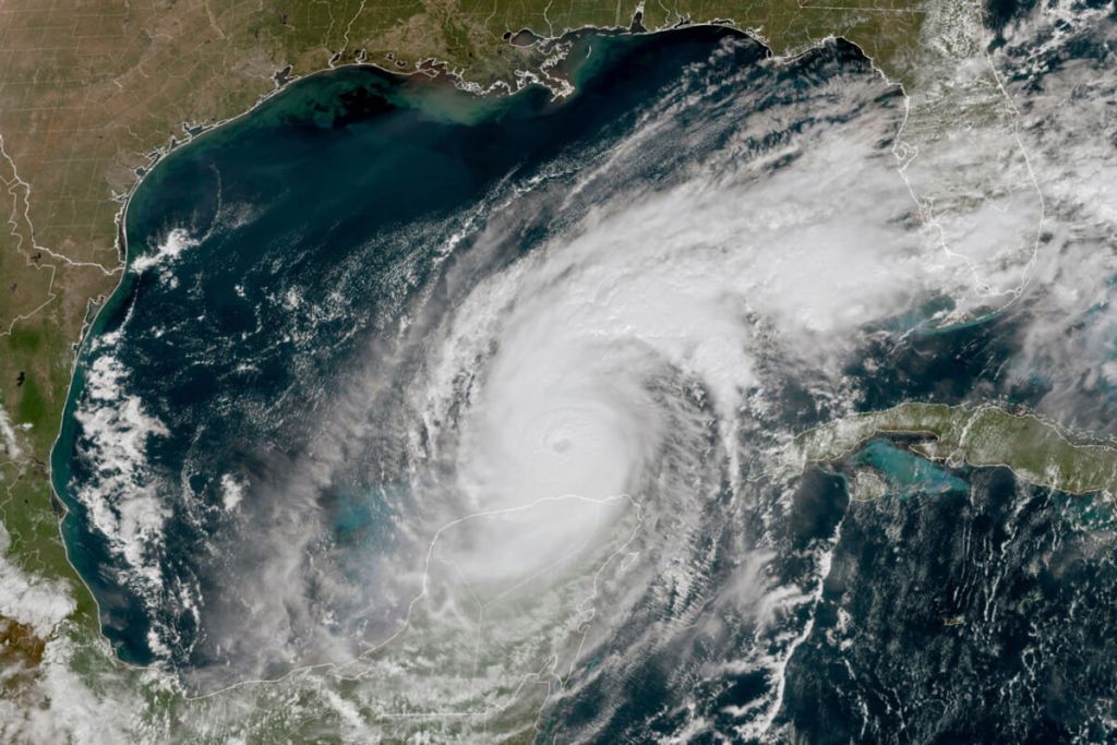 Imagen satelital del huracán Milton en el Golfo de México. (NOAA vía AP)